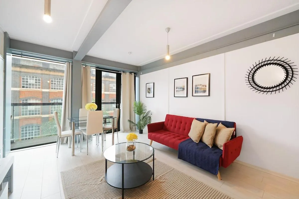 Modern 2-Bed Apartment With Balcony In Stratford London