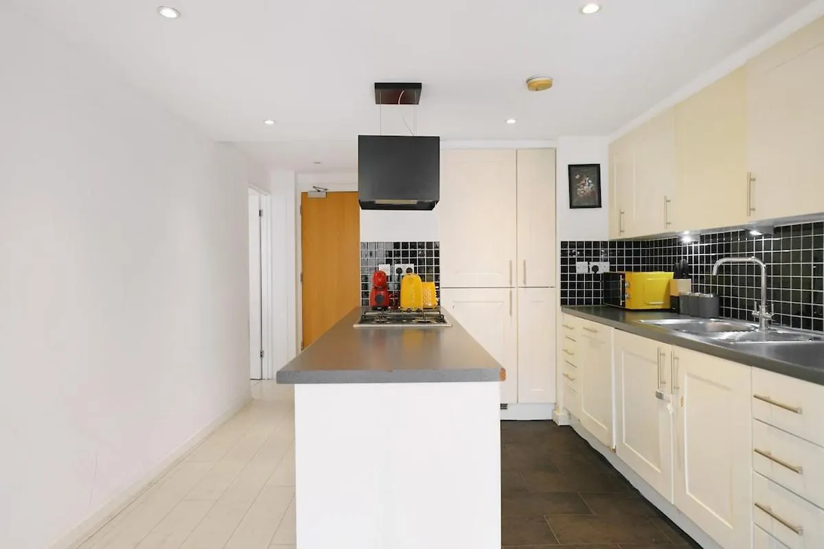 Modern 2-Bed Apartment With Balcony In Stratford London United Kingdom