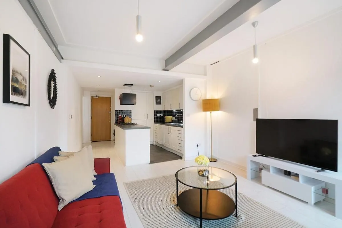 Modern 2-Bed Apartment With Balcony In Stratford London