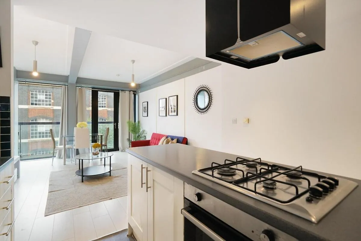 Modern 2-Bed Apartment With Balcony In Stratford London