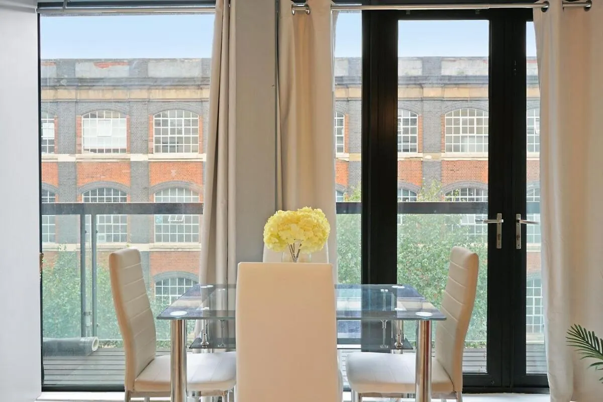 Modern 2-Bed Apartment With Balcony In Stratford London