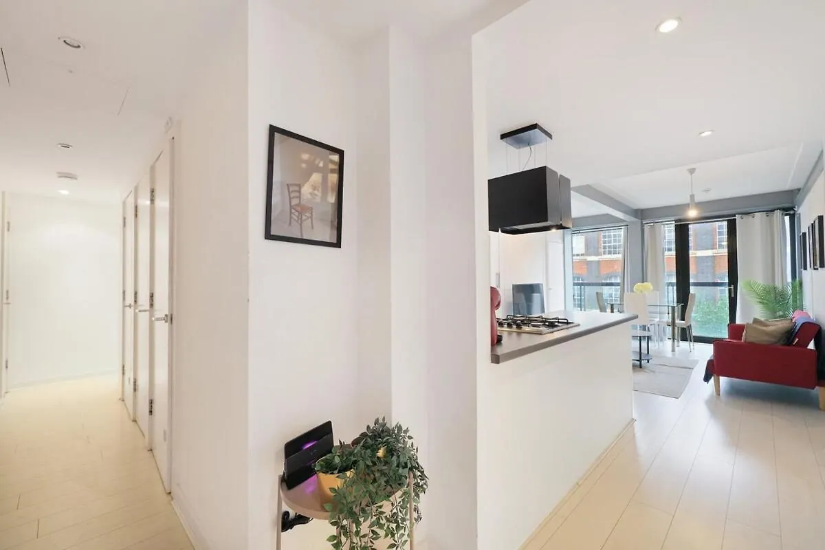 Modern 2-Bed Apartment With Balcony In Stratford London